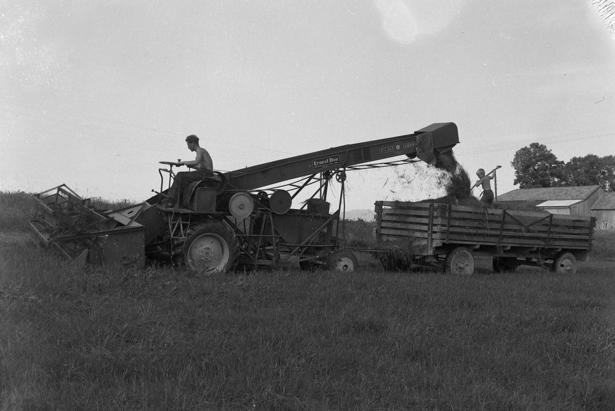Moderne landbruksmaskiner på Tunga gård