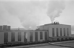 Piper og siloer på taket av B 103. Fra vest, oversikt.