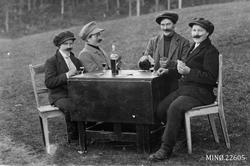 Kvinner utkledd som menn