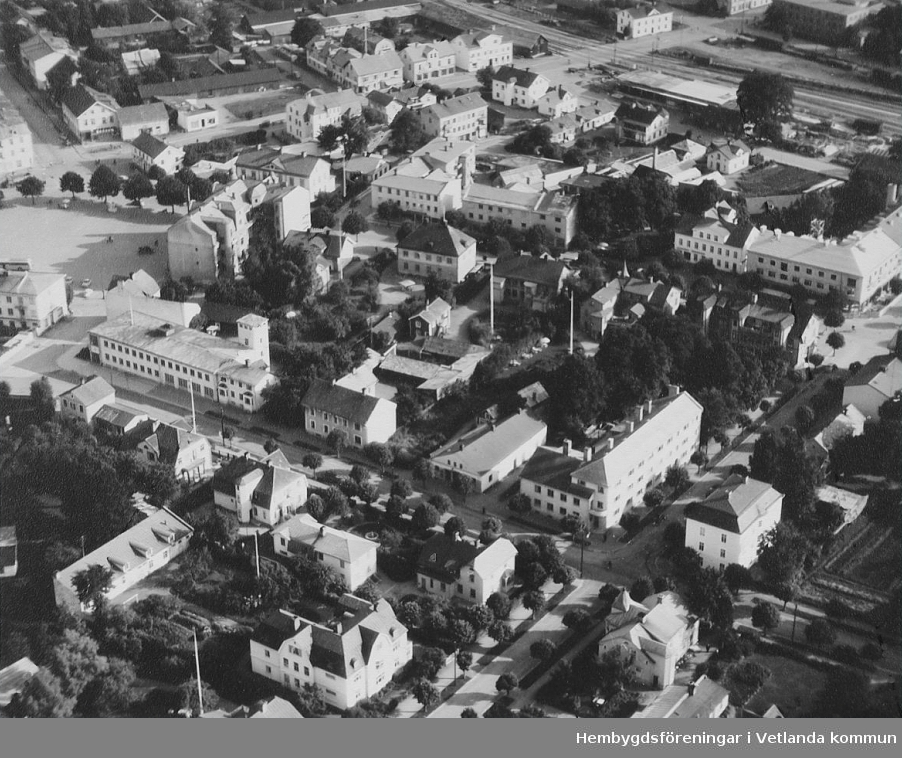 Flygbild över Vetlandas centrala delar 1953.
Det lilla huste i bildens mitt är Kopparslagarhuset vid Kopparslagargränd som flyttades till Forngården 1954.