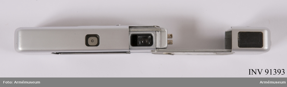 Kamera Minox B Typ 10200 med inbyggd exponeringsmätare
Avståndskedja
Fodral
Film 8 x 11 mm

Kameran innehåller ej någon film vilket kontrollerades 2017-08-10 men däremot finns en separat filmkassett som ej är exponerad och alltså inte använd. Fuji Foto Center på Nybrogatan 34 anlitades.