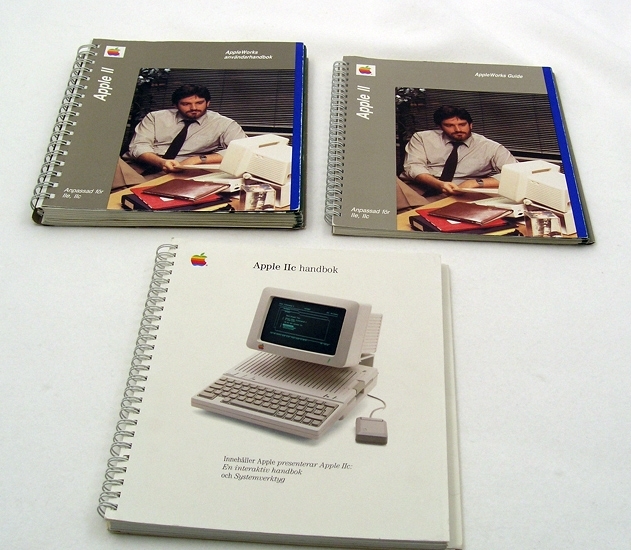 Enl. liggare:
"Liten dator -Apple IIc- 3st instruktions böcker, liten skärm-tangentbord,
Böckerna är : användar handbok, Installera Pc-guid .