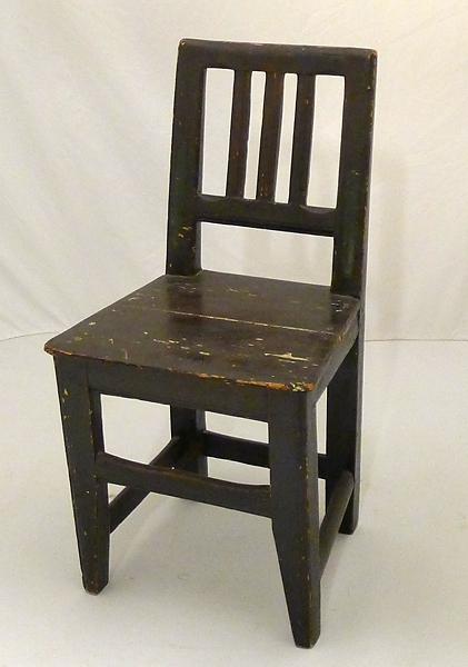 Brunmålad stol med 3 vertikala spjälor i ryggen. Raka 4-sidiga ben med tvärslåar. Ryggspjälorna har profilhyvlade kanter, även ryggstolparna har hyvlad profil. Givarens fader var kyrkoherde i Björsäter.