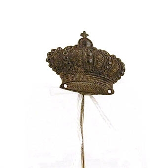 Märkesnål med huvud i form av en krona av silver med en liten platta av järn på baksidan.

Enligt liggaren: Förenings- och idrottsmärken, 25 st. uppsatta på en tygremsa.