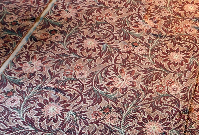 5 st exakt likadana mattor, brokiga med stiliserade växtmotiv i olika nyanser av rött. Mattor av detta slag var vanliga omkring sekelskiftet 1800/1900. De placerades tätt intill varandra och täckte då golvet nästan helt.