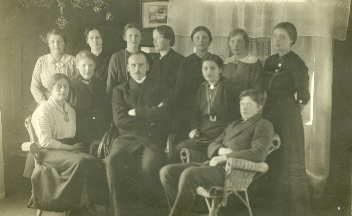 Elever og lærer ved Vestoppland folkehøgskule i 1916.