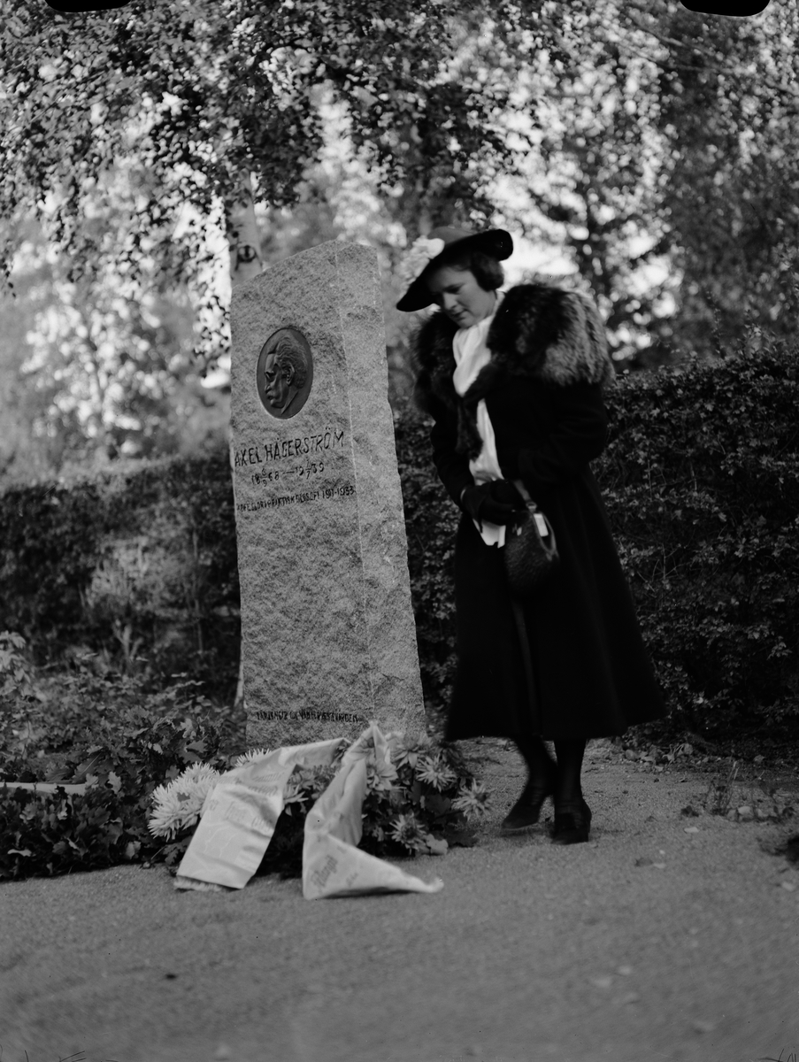 Margit Waller, dotter till professor Axel Hägerström, talar efter gravvårdens avtäckning, Uppsala gamla kyrkogård