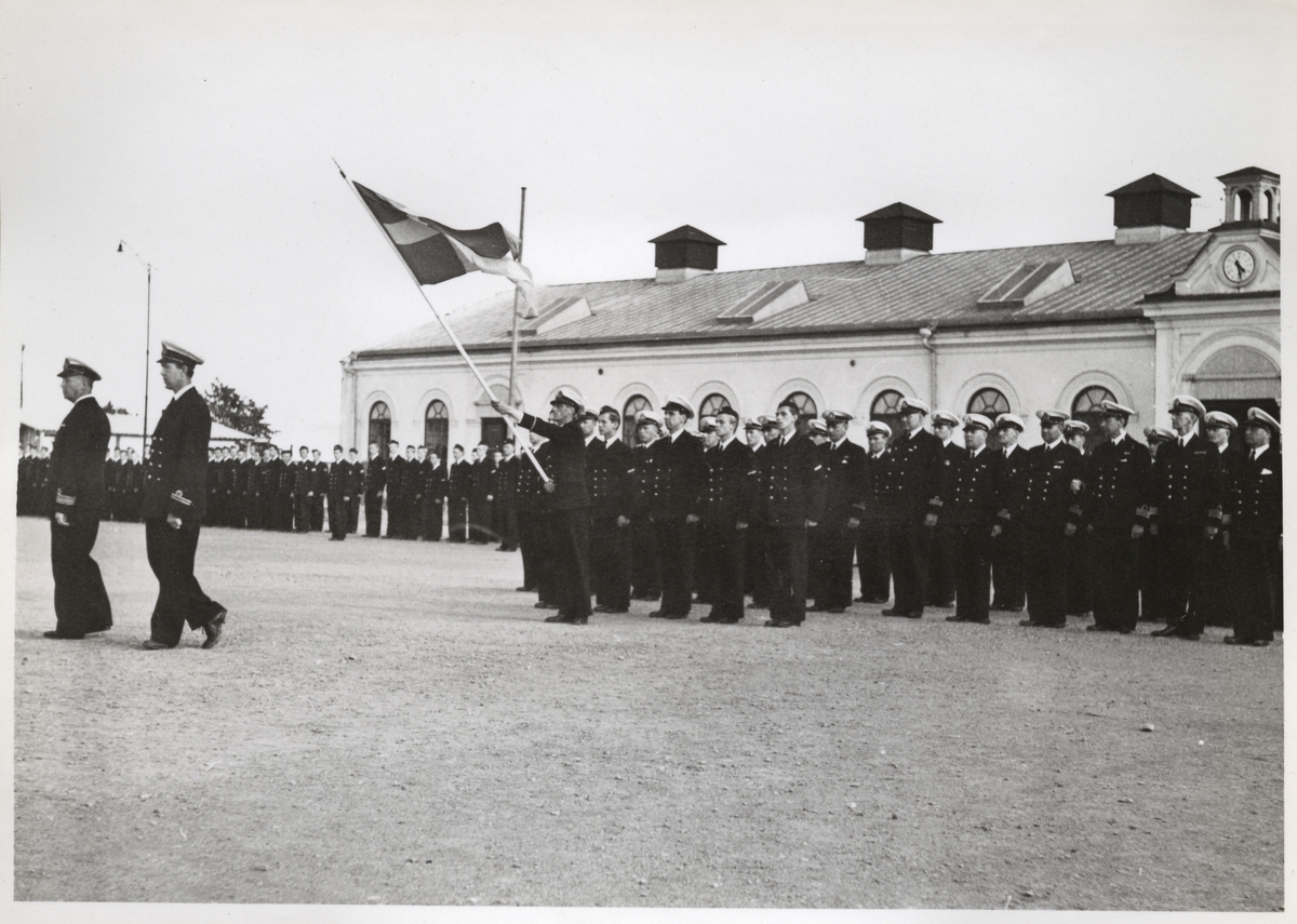 Parad av svenska marinsoldater på Sparre i Karlskrona.