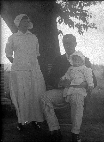 Maria och Knut Berg med dottern Marie-Louise.

Fotografen Maria Berg född Flach.

Kapten Sigge Flachs samling, Prinshaga, Axvall.