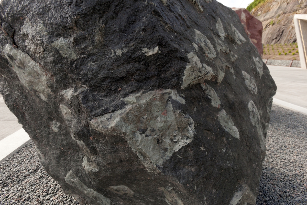 Mineraler og bergarter som er funnet på stedet og brukt i kunstverket:
Gul Limonitt (brunjernstein) med bergkrystall,
Rød Porfyr,
Grønn Prehnitt med kalkspat,
Hvit Porfyr,
Svart Porfyr,
Svart Epidot med bergkrystall