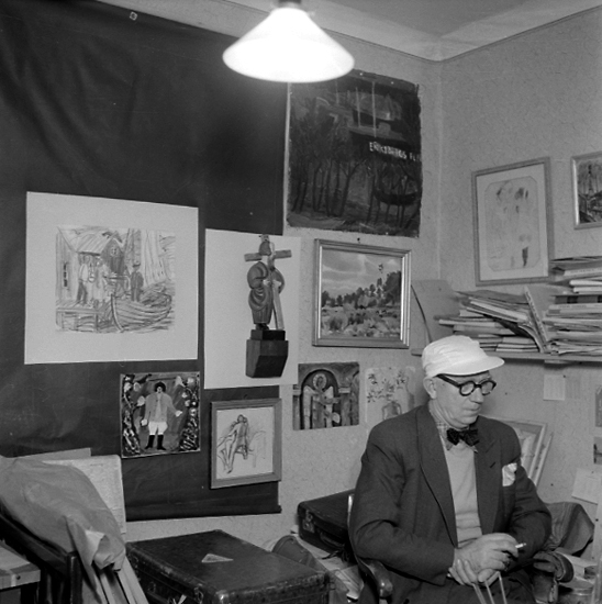 Konstnär Frans Larsson i sitt hem i Bladska huset, Skara, bland böcker och konstverk, 1958.