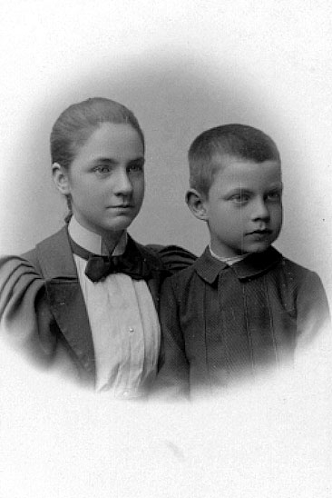 Anna och Nils Insulander.

Maria Tesch, f. 1850 d. 1936, drev fotoateljé på Nygatan 20 och 46 i Linköping 1873-1917. Filial i Eksjö. Firman överläts 1917 till Anna Göransson.