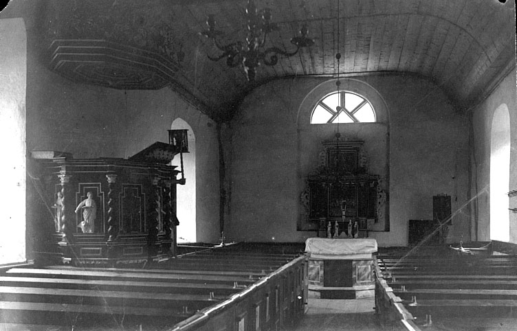 Brunns kyrka, interiör mot altaret.