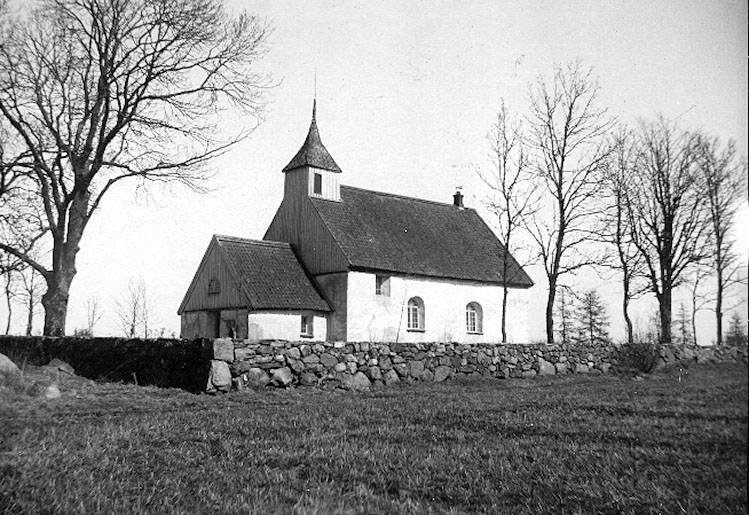 Fölene socken. 
Kyrkan från sydväst.