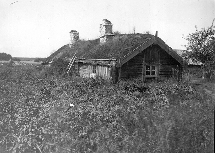 Sista ryggåsstugan i Bjärka sn.
Smeden hette Johan Gustaf Karlsson
Född 1871 i Skallmeja
Bodde år 1900 på Björketorp i Bjärka socken.