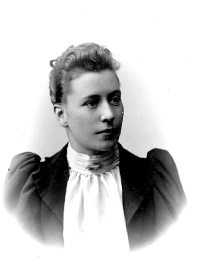 Hilma Sjöstedt, dotter till Anton Sjöstedt (gift Åberg).

inv.nr. 86879.

Anna Ollson drev fotoateljé på Kungsgatan 47 i Karlstad. 
Firman etablerades 1872.