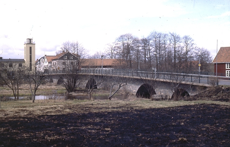 Bron över Nossan efter breddning av körbanan 1981.
