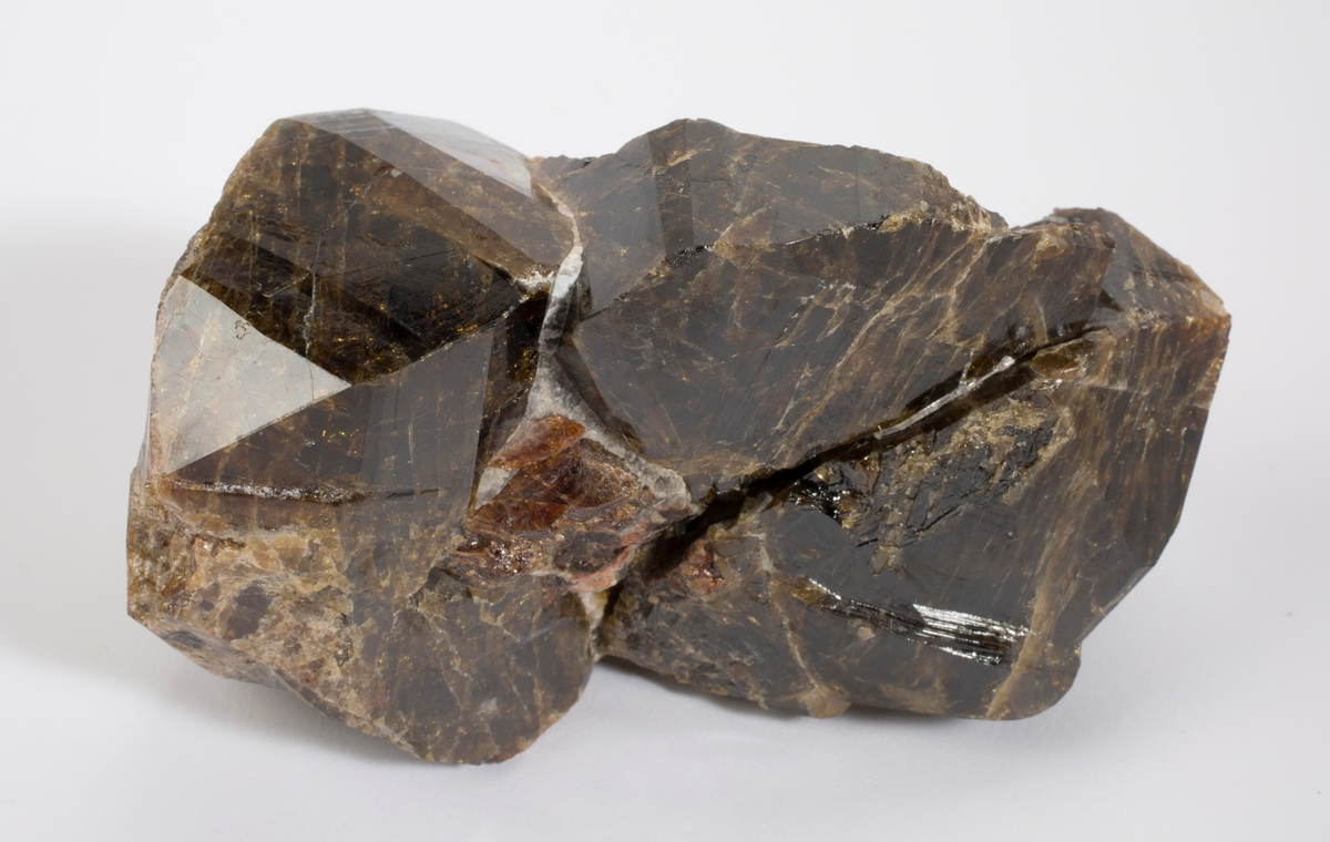 Zirkon, sammenvoksning av 3 store krystaller + magnetitt + litt matt svart mineral + biotitt.
Håkestad larvikittbrudd, Tjølling.