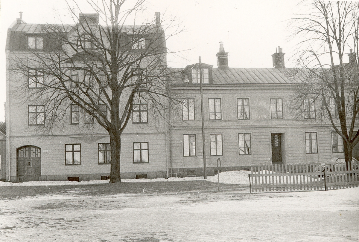 Norra Långgatan 84-82. Bilden tagen 1967, innan husen renoverades.
Kv Repslagaren  f.v. 5-4.