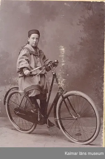 Isa Brodin på cykel.