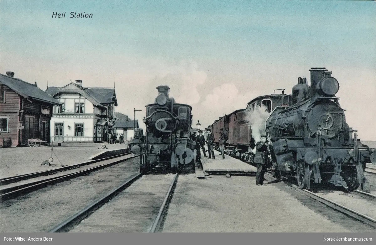 Hell stasjon med tog med damplokomotiver type 15c i spor 2 og 3