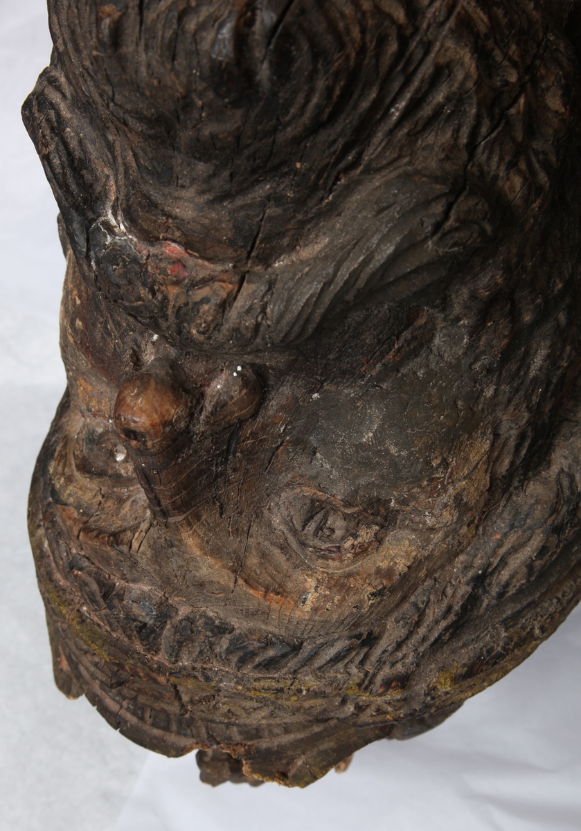 Gallionsfigur fra bark ODD, bg. 1891. Figuren forestiller en viking med brynje, i ferd med å dra sverdet ut av sliren