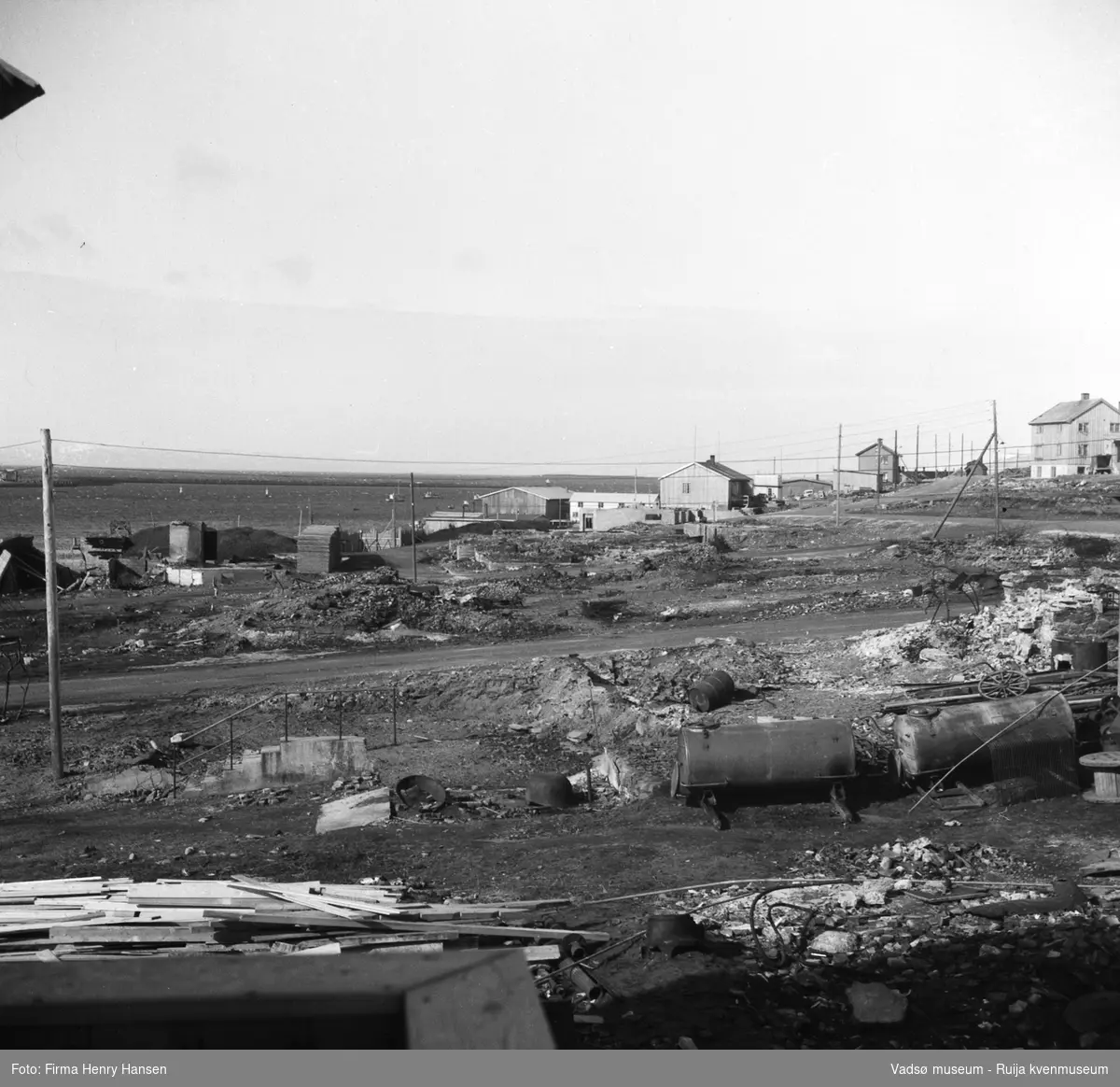 Vadsø sentrum etter krigen, 1949. Bildet er tatt mot vest og viser Kaigata, Havnegata og den framtidige Samvirkekaia.
