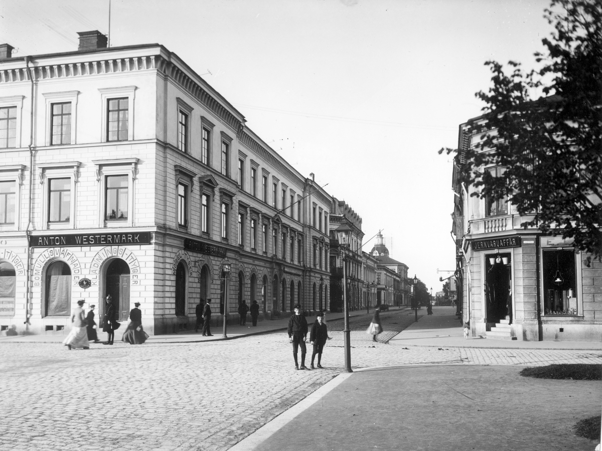 Drottninggatan mot väster vid hörnet av Norra Kungsgatan. Anton Westermark Manufakturhandel, Drottninggatan 20, Gävle.