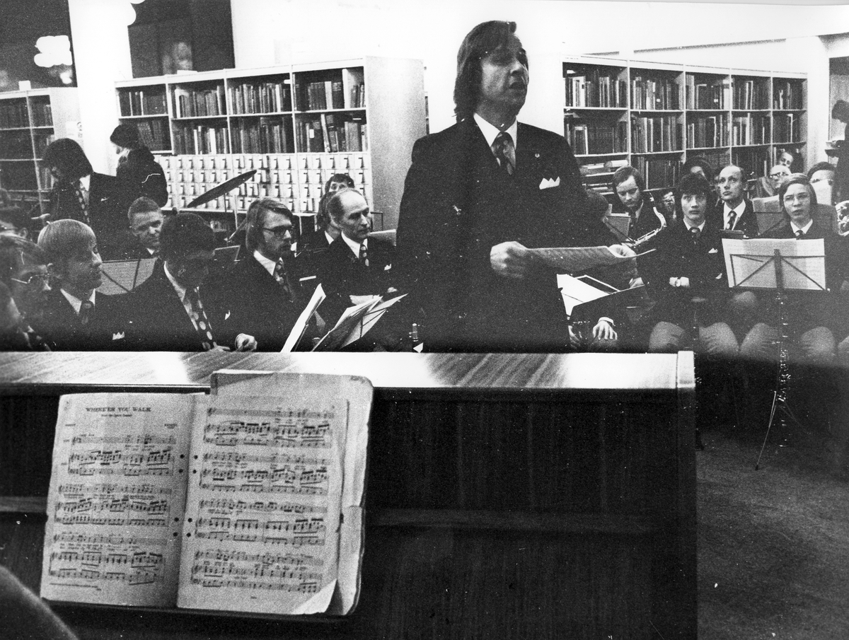 Orkester spelar på Stadsbiblioteket i Gävle.