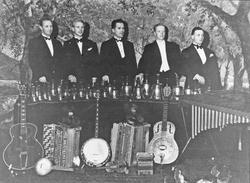 Personer, klær, musikkinstrumenter.