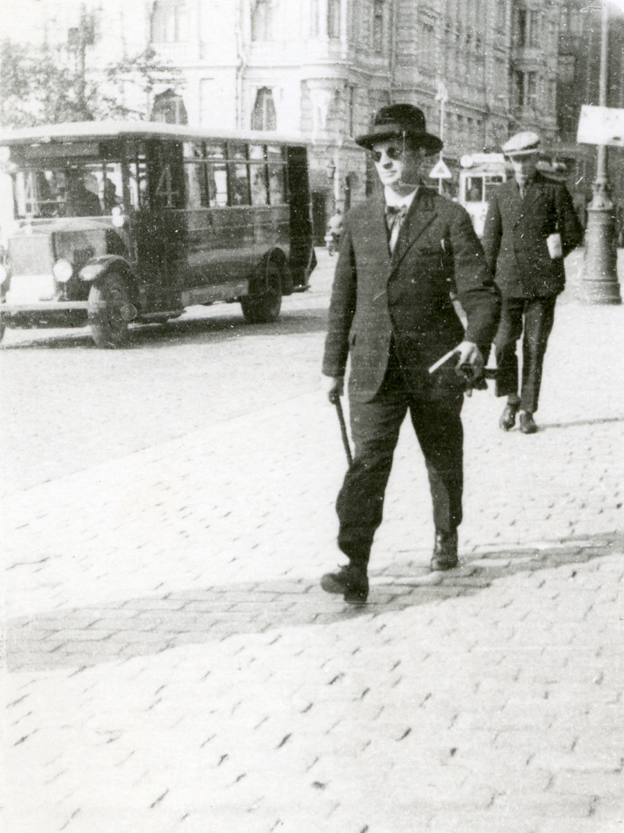 Haakon Garaasen (6/7 1887 - 1957) på tur i byen (Oslo?) med spaserstokk.