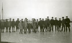 "Skokk" med unger stående på isen med skøyter på bena i Fred