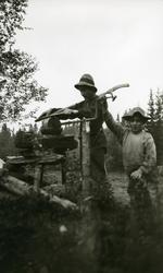 Ingvar Galaasen (3/8  1880) står og sliper ljåen i Galåsen, 