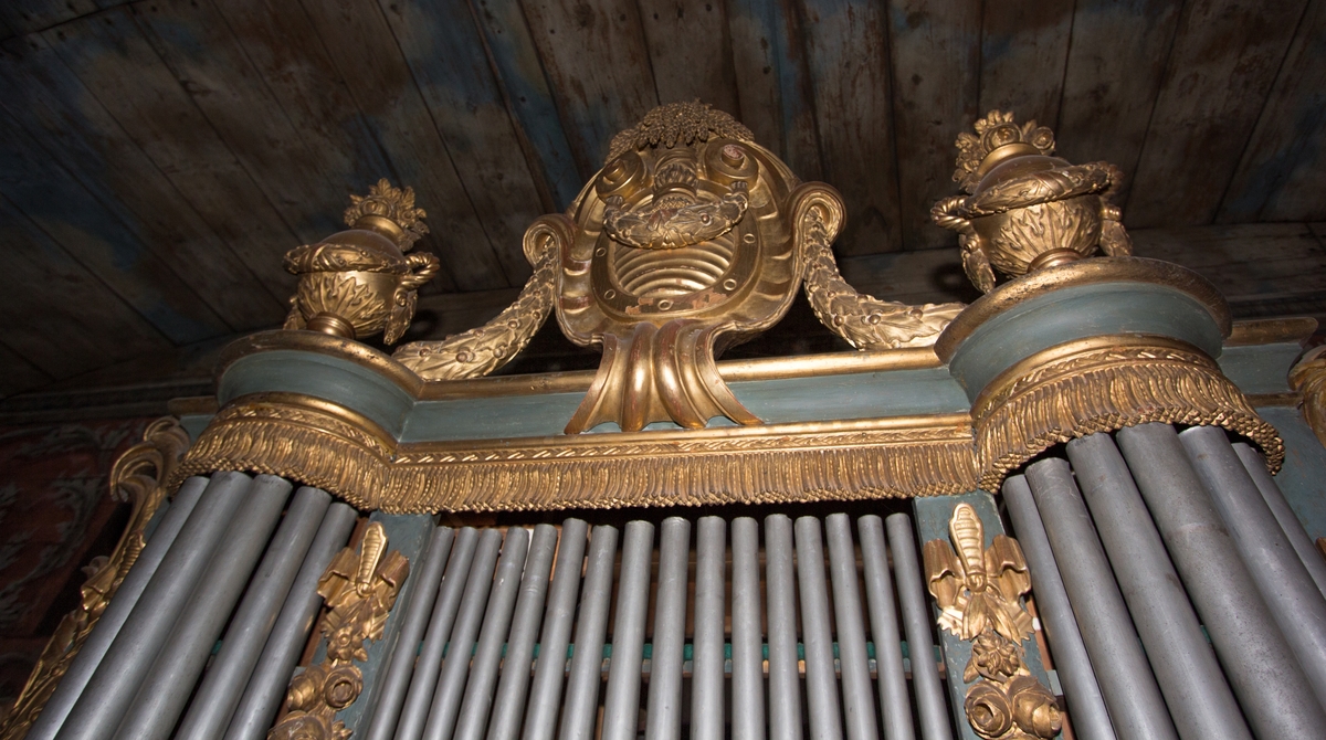 Orgel vit- och blågrönmålad med förgyllda ornament. 1 manual:omfång 4 oktaver, 2 halvtoner. 1 pedal: 23 toner, 3 fattas. Register 7. Pipor av tenn och trä.
Grundlig instrumental restaurering 1963. Sekundär fast sittbräda.