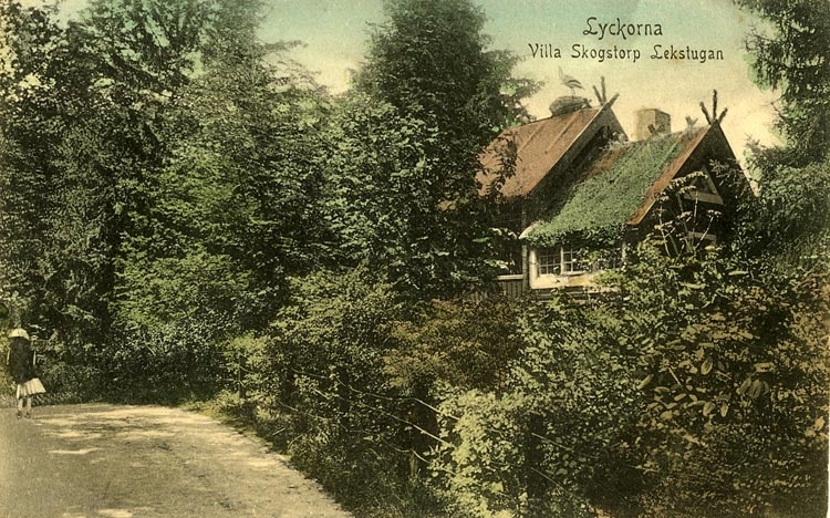 Kolorerat vykort avsänt 1919. Motivet är en "lekstuga" på Hasselblads Villa Skogstorp, Lyckorna.