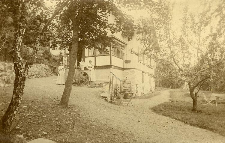 Enligt Bengt Lundins noteringar: "Villa Lyckeberg hus nr 189".
Kommentar:"Villan byggdes 1880-1890 åt Joh. Löf som sålde den till Dir. Lindqvist 1908. Den byggdes om 1913".