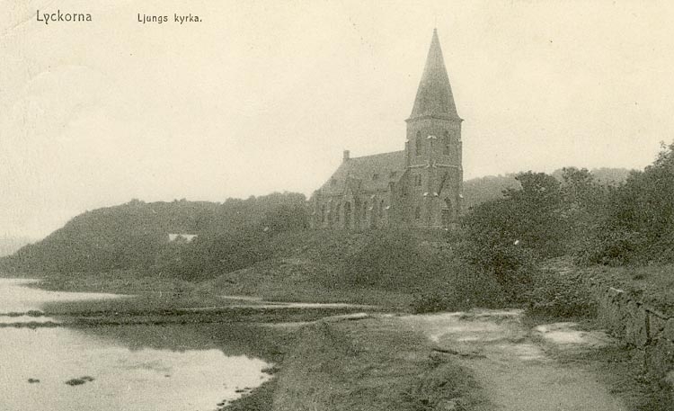 Enligt Bengt Lundins noteringar: "Ljungs kyrka. Strandpromenaden vid stenmur".