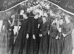 Vevskolen. Gina Stenhaug hadde så mange gamle kjoler. Disse 