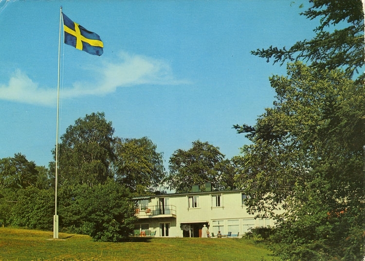 Enligt Bengt Lundins noteringar: "Åh Stiftgård. Huvudbyggnaden. Flagga".
