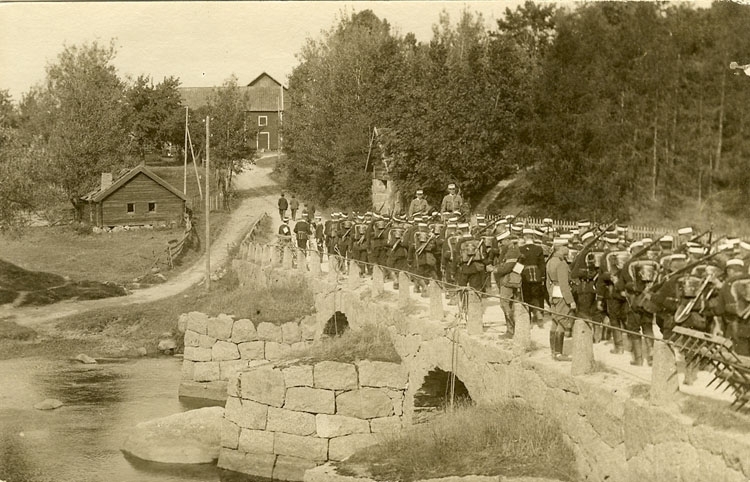 Enligt Bengt Lundins noteringar: "Från "kriget" i Bohuslän 1907. Marsch över en stenbro".