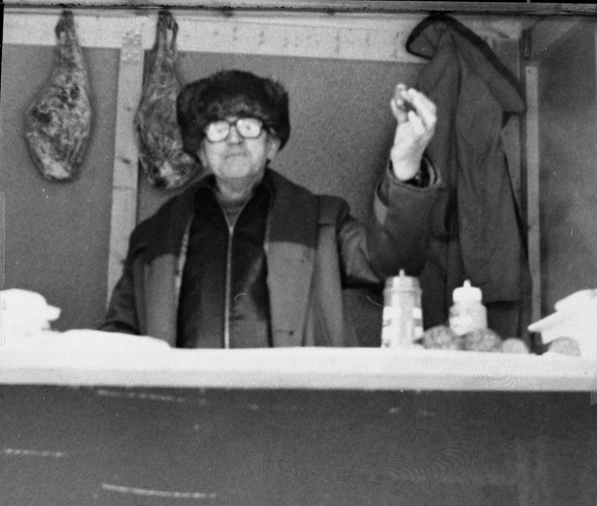 Arne A. Selboe, "Kinken", som handelsmann i martnasbod i gata under rørosmartnan