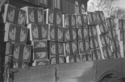 Lastebil med bananer utenfor Optikus Johnsens forretning i S