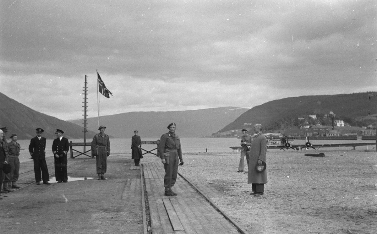 Kronprins Olav ankommer Mosjøen etter frigjøringen. 