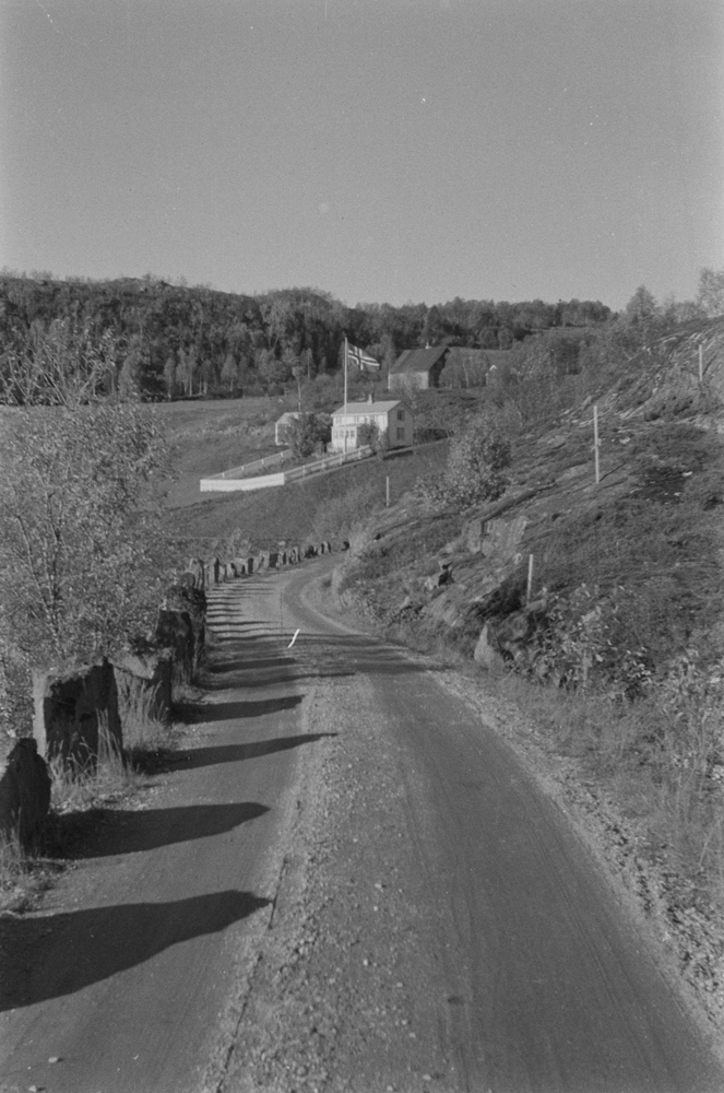 Gammelveien over Lindset. Åsryggen til venstre kalles Flathaugen, bergnabben til høyre "Lille Kleiven".