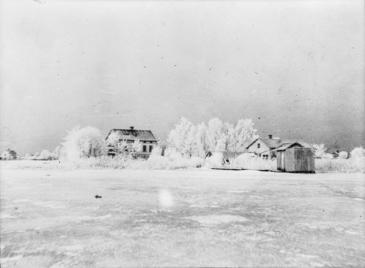 En vinterbild på Villa Sjövik vid Rocksjön i Jönköping, John Bauers barndomshem.