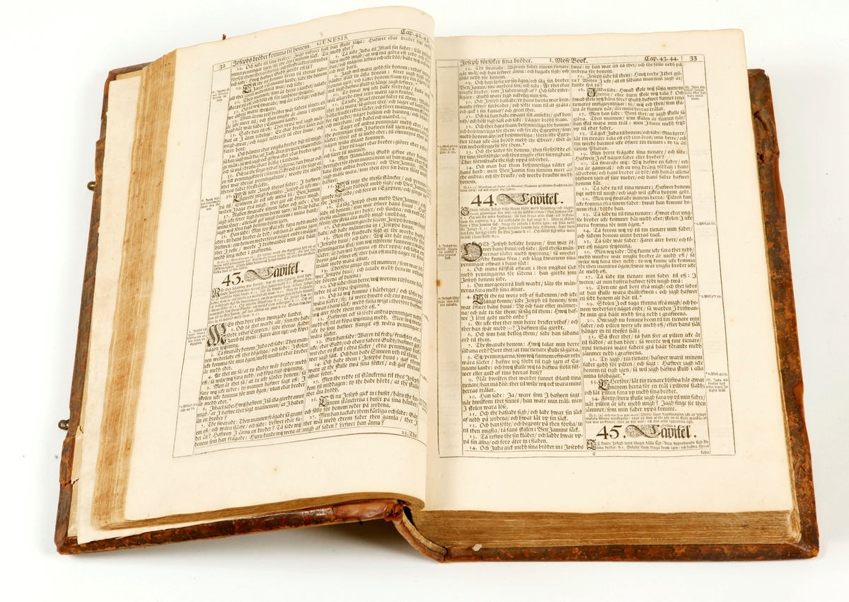 Bibel med skinnklädd träpärm. På insidan av pärmen finns en fastklistrad handskriven förteckning över innehållande illustrationer.