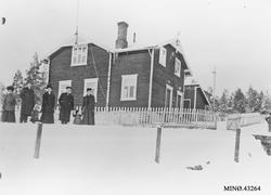 2-etg. bolighus, personer, gjerde.