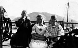 Tre unge damer ombord i hurtigruta i 1922.