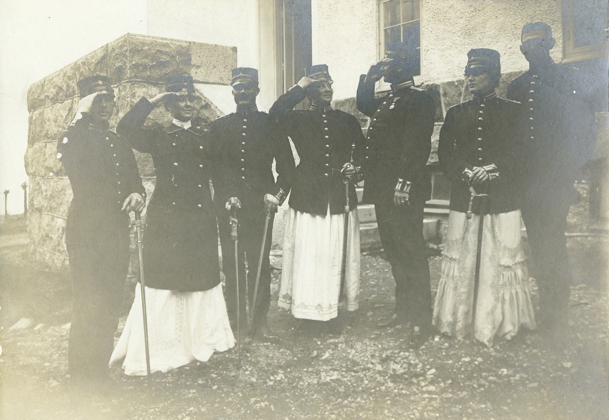 Officerare vid Norra skånska infanteriregementet I 24 med damer i klänningar och uniformsrockar.
