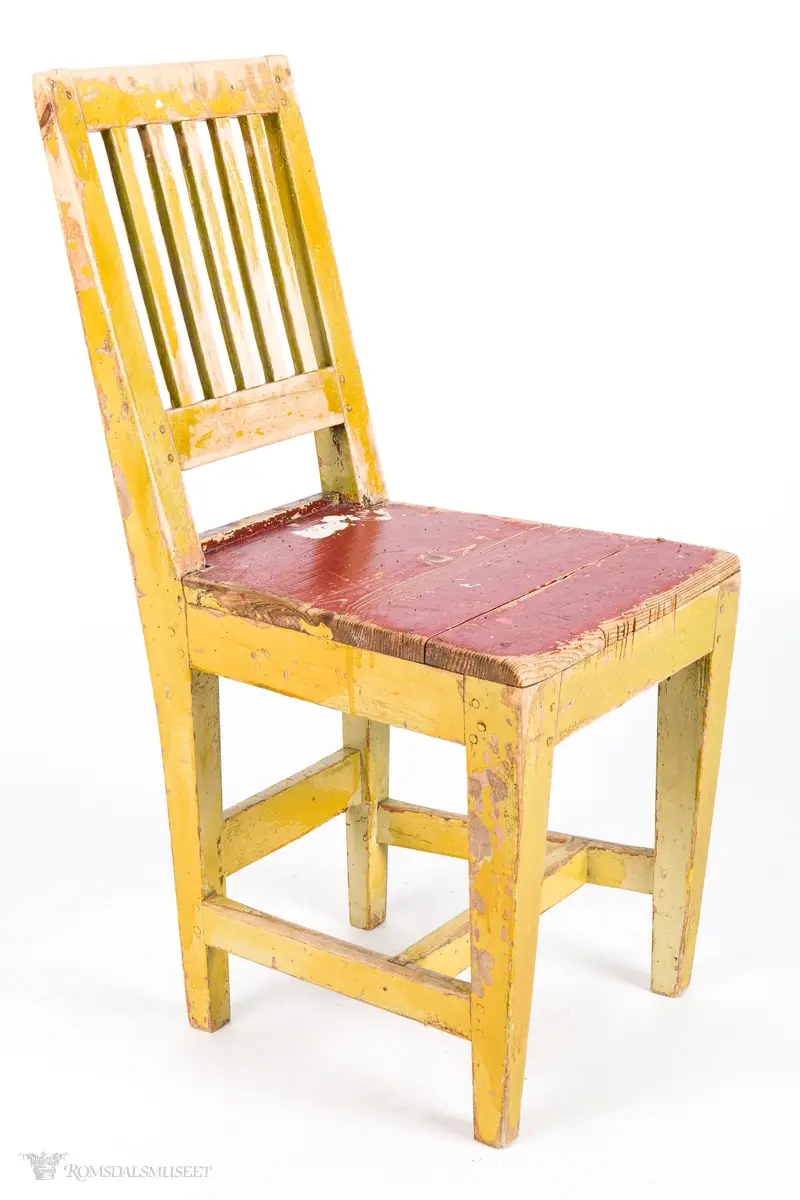 Trapesformet sete som er plugget fast i sargen som går rundt hele stolen. Rette akterstaver med rett toppstykke som går kant i kant med disse. Fem ryggsprosser med tverrspross under. Sidesprossser med midtspross og bindingsspross i bakkant.